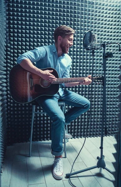 Guitariste en studio — Photo