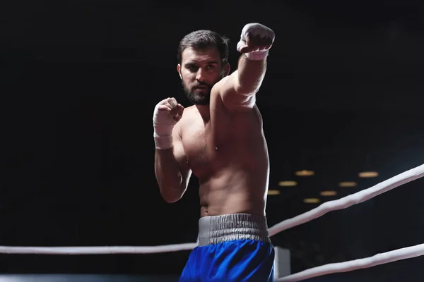 Sportsman in un ring di pugilato — Foto Stock