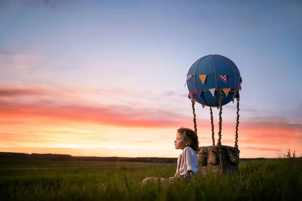 Dreaming дитини на відкритому повітрі — стокове фото