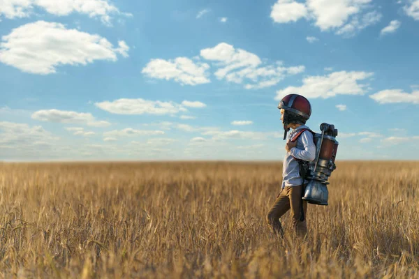 Little boy outdoors — Stock Photo, Image