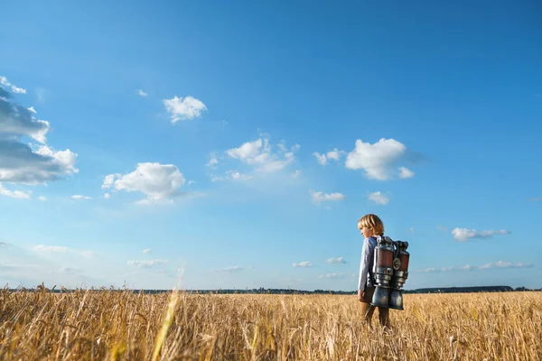 Kleine jongen in de toekomst — Stockfoto