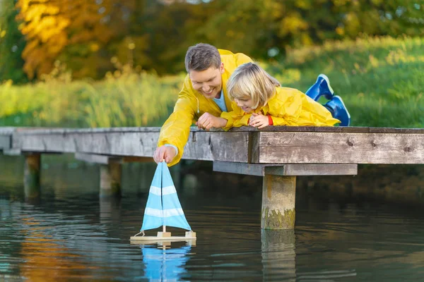 Family in a pier — Stock Photo, Image