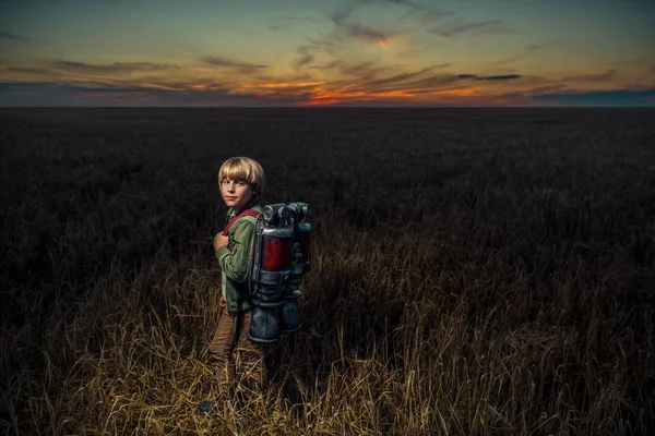 日没時の少年 — ストック写真