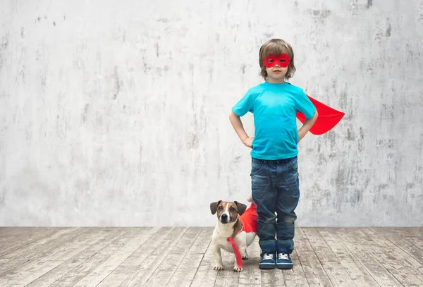 Lilla hjälte med hund — Stockfoto