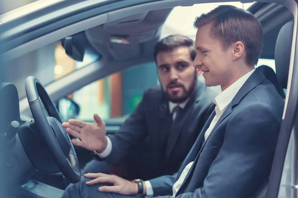 Conducción de personas en coche — Foto de Stock