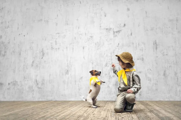 男孩和狗的友谊 — 图库照片