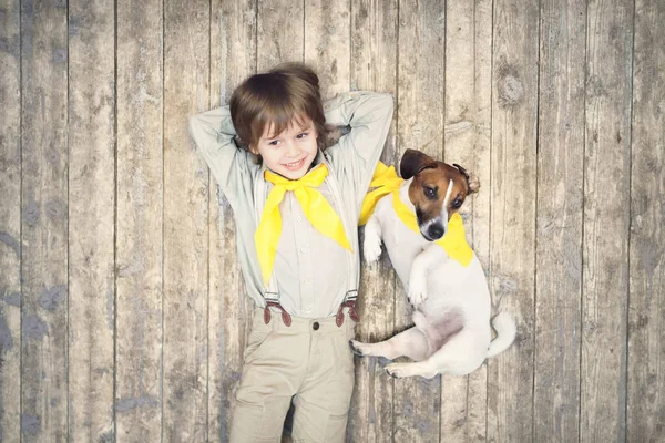Lycklig pojke med hund — Stockfoto