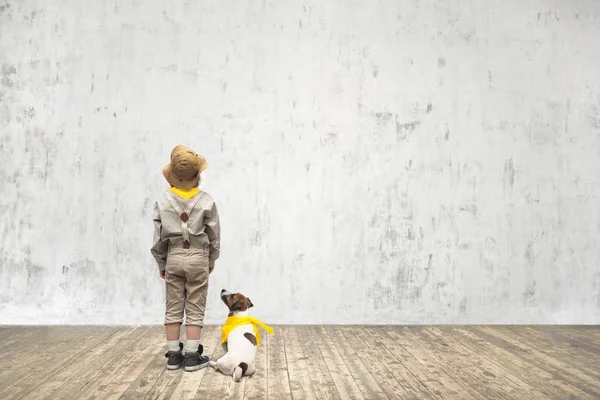 Pequeno olheiro com cão — Fotografia de Stock