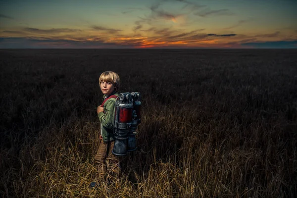 Niño al atardecer — Foto de Stock