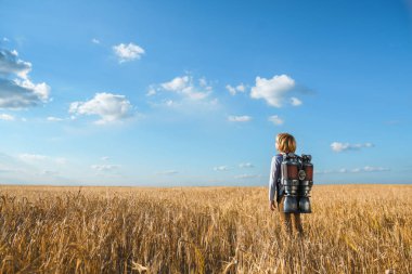Bir sırt çantası ile çocuk