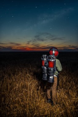 Bir sırt çantası ile çocuk