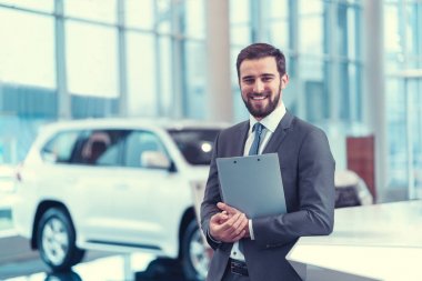 Gülümseyen işadamı kapalı