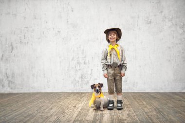 köpek ile mutlu çocuk