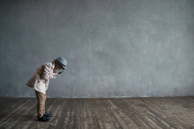 Bir büyüteç ile küçük çocuk