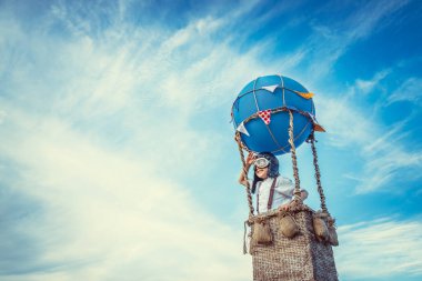 Mutlu gülümseyen pilot