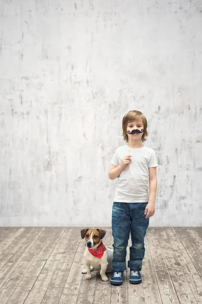 Liten pojke med hund — Stockfoto