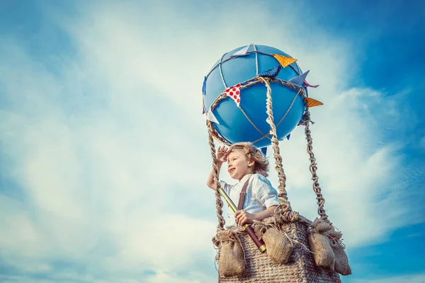 Μικρό αγόρι σε ένα μπαλόνι — Φωτογραφία Αρχείου