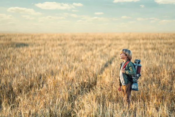 Rapaz com uma mochila — Fotografia de Stock