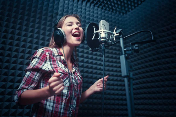 Joven cantante — Foto de Stock