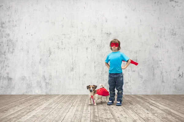 Super-herói com cão — Fotografia de Stock