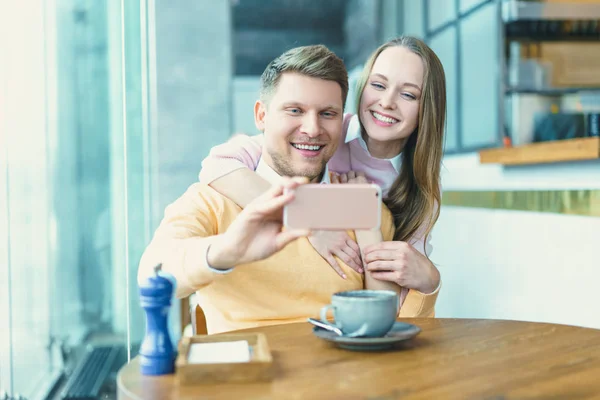 Atractiva pareja en la cafetería —  Fotos de Stock