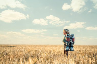 Çocuk bir buğday alanı