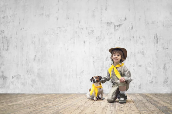 Menino de uniforme com cão — Fotografia de Stock