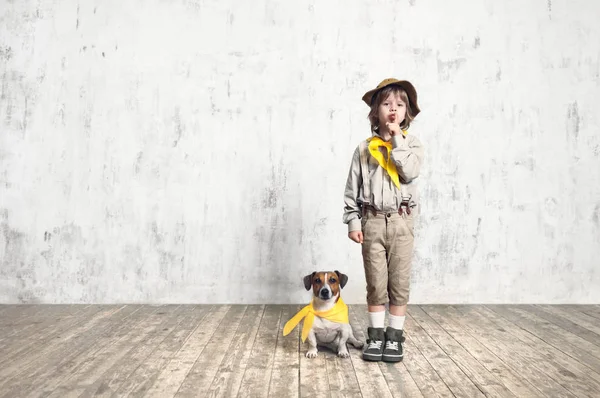 Scout med hund — Stockfoto
