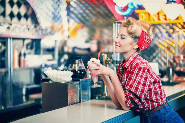 Γυναίκα στο retro Cafe — Φωτογραφία Αρχείου