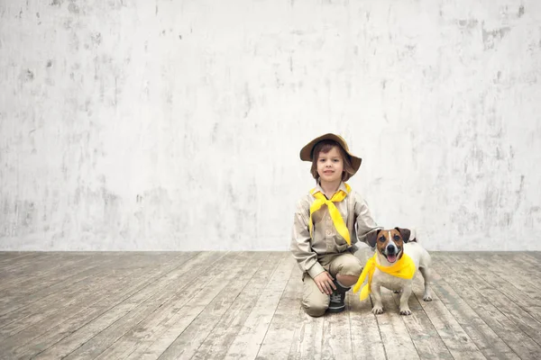 童子军和猎犬 — 图库照片