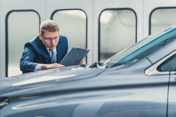 Zakenman in garage — Stockfoto