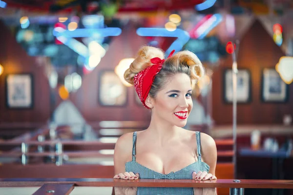 Hermosa mujer en la cafetería — Foto de Stock