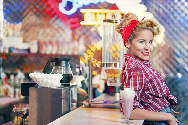 Usmívající se dívka v kavárně — Stock fotografie