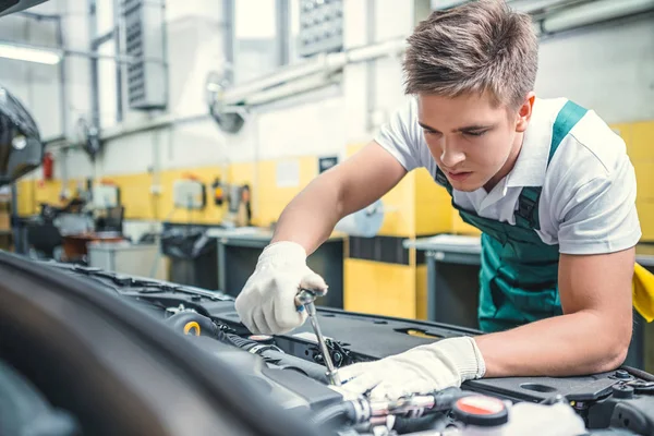 Mechanic в действии — стоковое фото