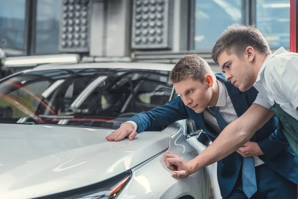 Menschen in einer Garage — Stockfoto