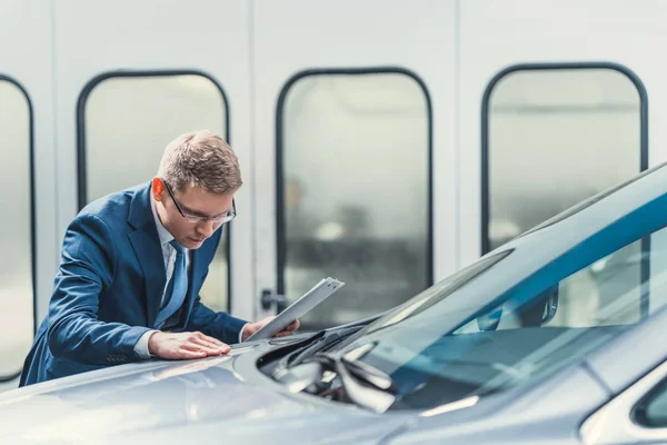 Menedżer z auto — Zdjęcie stockowe