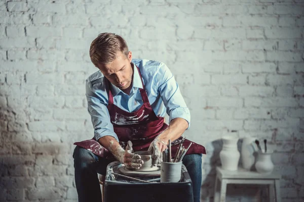 Potter en el trabajo — Foto de Stock