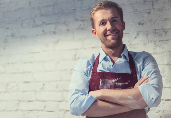 Junger Mann in Töpferei — Stockfoto