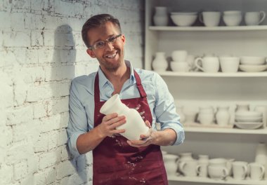 Bir vazo ile çömlekçi