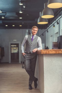 gülümseyen iş adamı