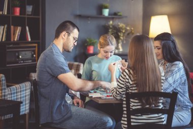 Gülümseyen İnsanlar