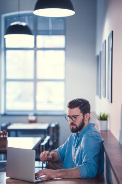 Dizüstü bilgisayarı olan iş adamı