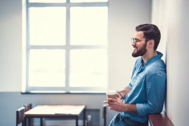 Kafedeki genç adam.