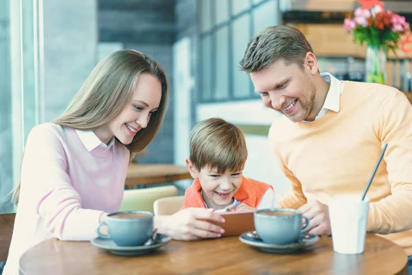 Famiglia dell'incontro — Foto Stock