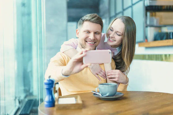 Glückliches Paar — Stockfoto