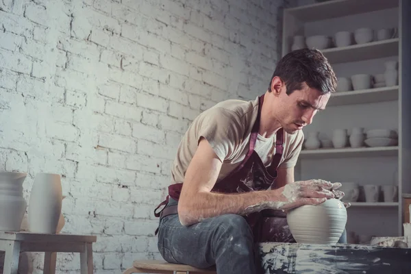 Lavoratore che fa un vaso di ceramica — Foto Stock