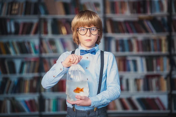 Kind met goudvissen — Stockfoto