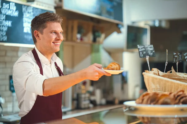 Mann in Bäckerei — Stockfoto