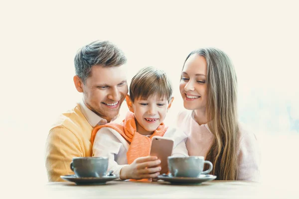 Família sorridente dentro de casa — Fotografia de Stock