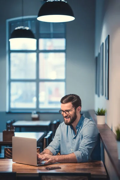 Joven hipster — Foto de Stock